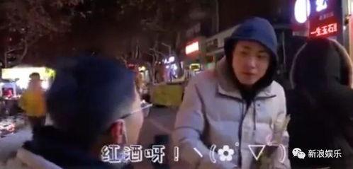 路人偷拍吃瓜图片,路人捕捉到吃瓜群众的趣味瞬间