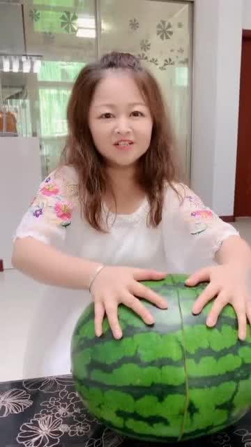 小媳妇吃瓜,小媳妇的瓜田奇遇记