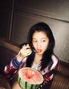 77 网友吃瓜,揭秘77网友吃瓜背后的娱乐风云