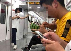地铁吃瓜被拘留,一女子因公共场合行为被拘留