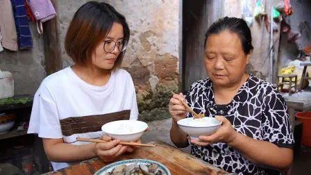 村口婆婆吃瓜,见证乡村生活的酸甜苦辣