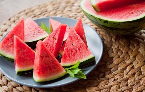 板凳吃瓜看戏图片,闲看人间百态