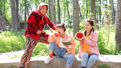 和姐妹吃瓜文案搞笑,笑料横飞，瓜田笑果连连