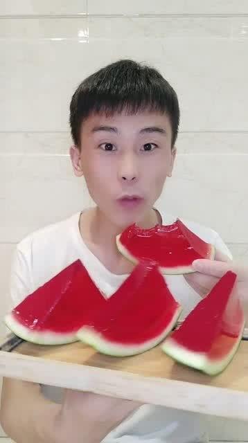 农村大叔组团吃瓜,共享欢乐，传递乡村正能量