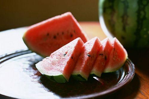 夏季吃瓜的古诗